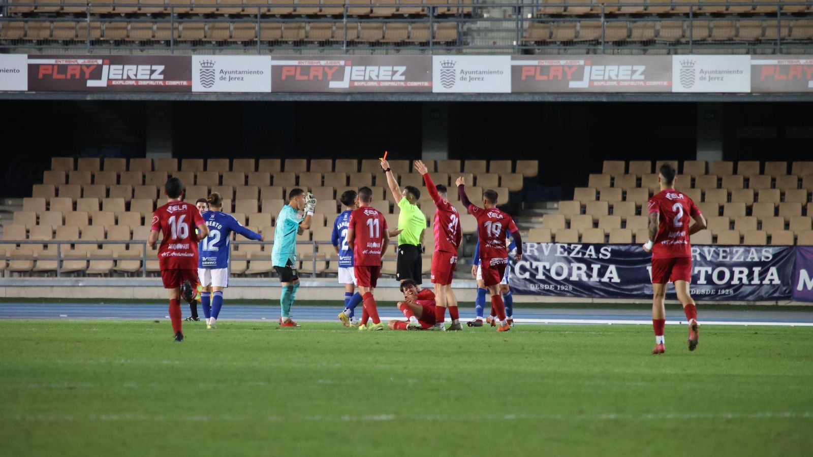 César ve la roja en el encuentro contra el Antoniano.