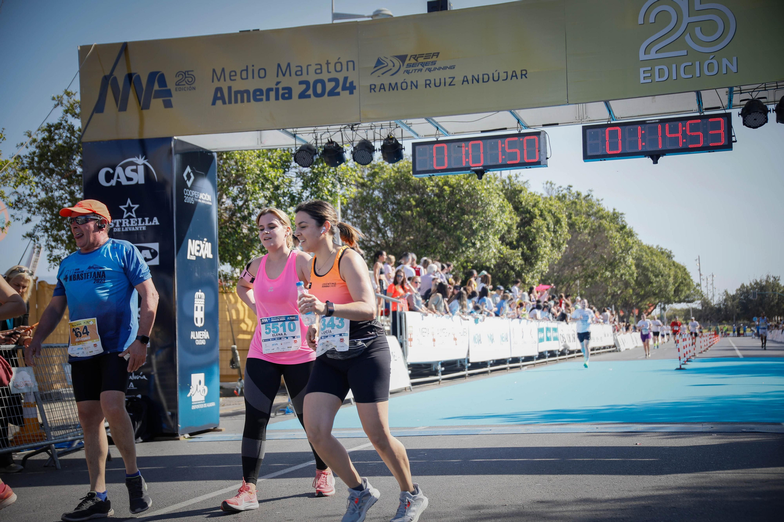 Imágenes de la llegada de la Media maratón Ciudad de Almería
