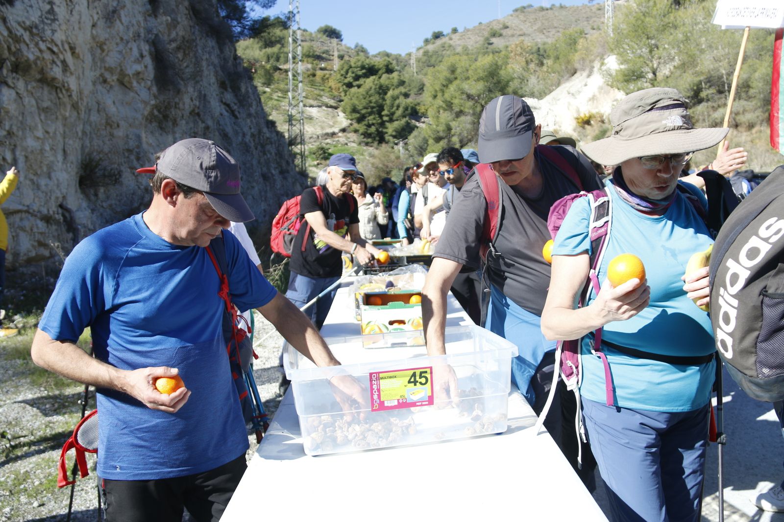 Cientos de personas participan en la marcha de la Desbandá