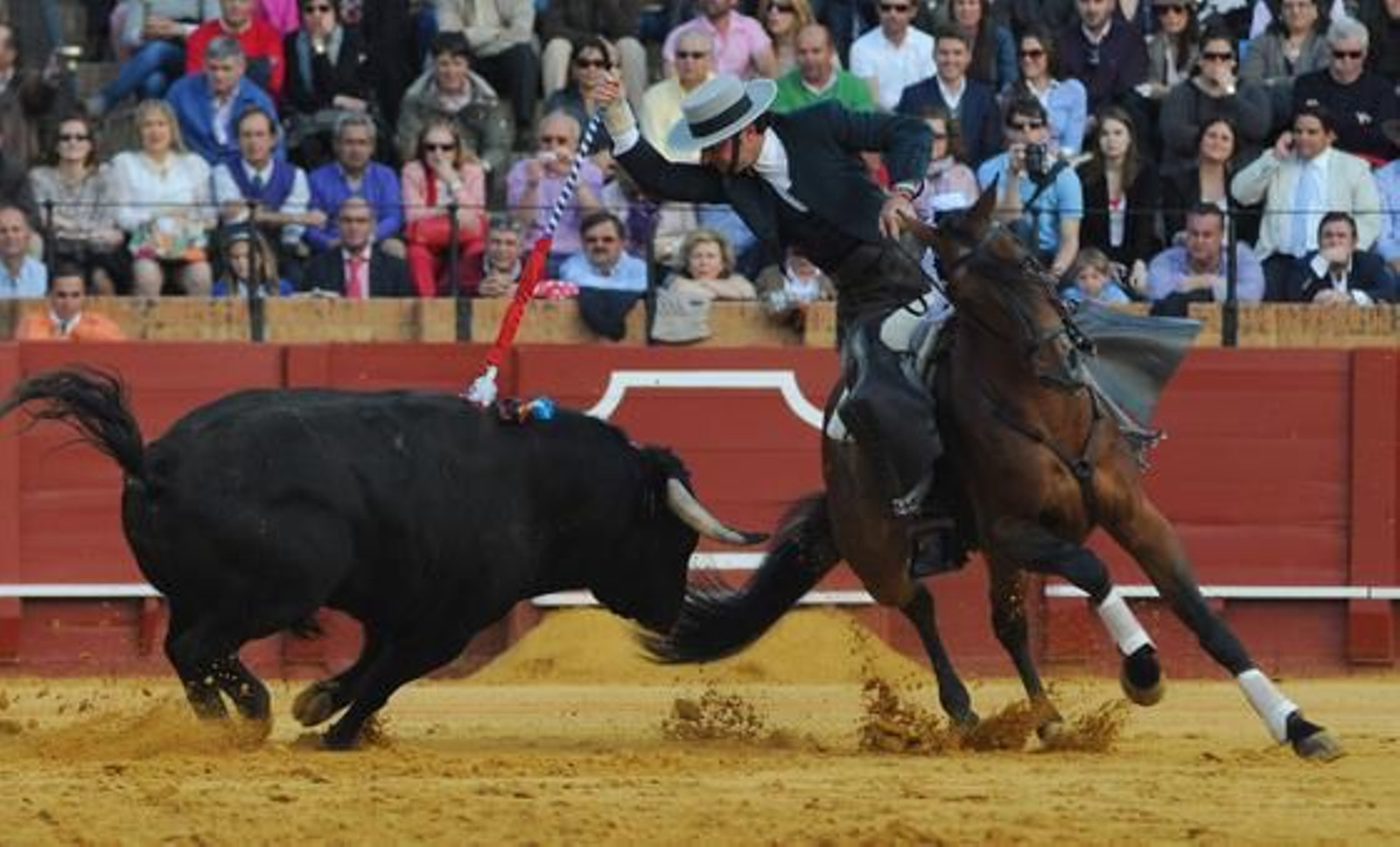 Andy Cartagena, con el primer toro de la tarde.  Foto: Juan Carlos Vazquez