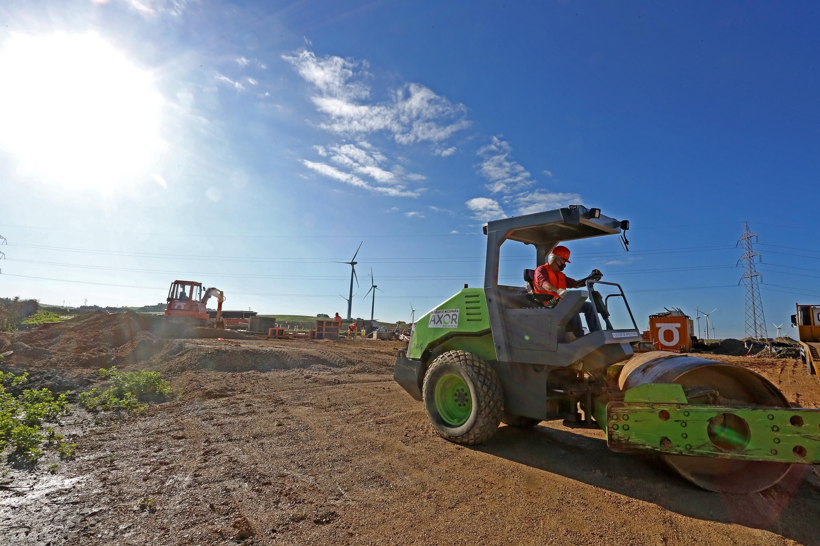 Maquinaria pesada trabajando ya en la construcción de los nuevos parques fotovoltaicos. Maquinaria pesada trabajando ya en la construcción de los nuevos parques fotovoltaicos.