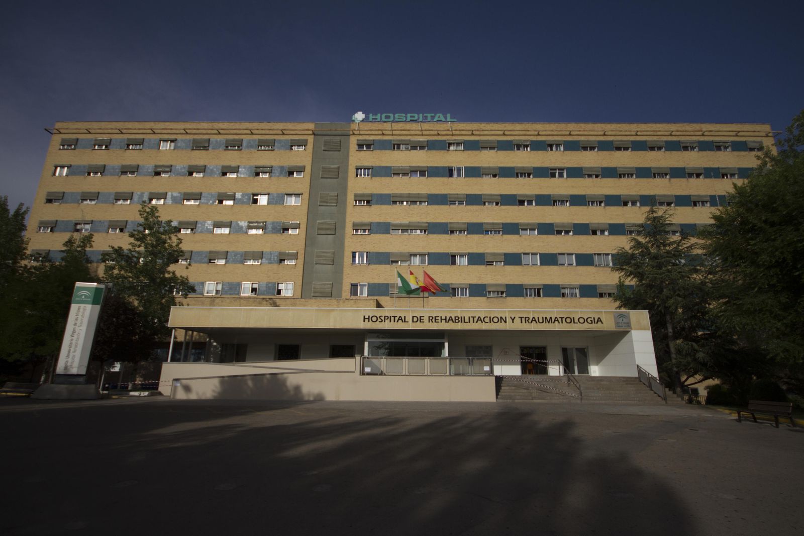 Disuaden a un grupo de personas que trató de entrar a la fuerza en el Hospital de Traumatología de Granada