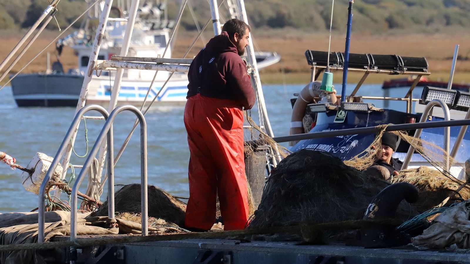 Un pescador en una embarcación en Punta Umbría. Un pescador en una embarcación en Punta Umbría.