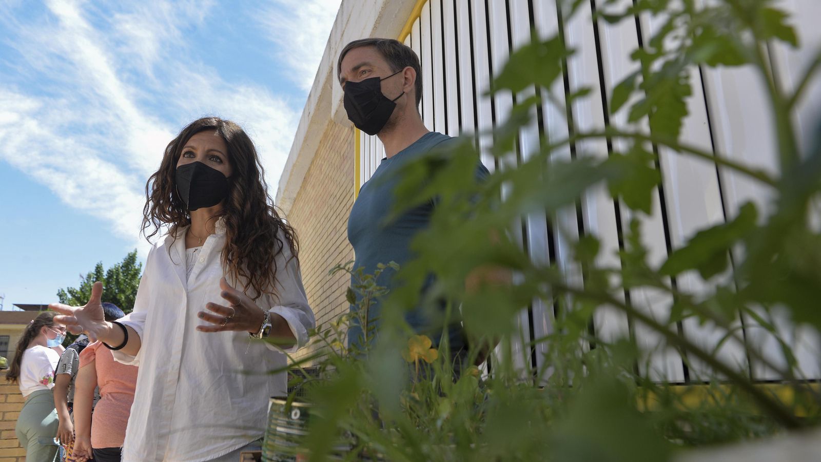 Ana Belén Domínguez, directora del CEIP Vélez de Guevara, junto al profesor Carlos Ramos en el vivero del centro.