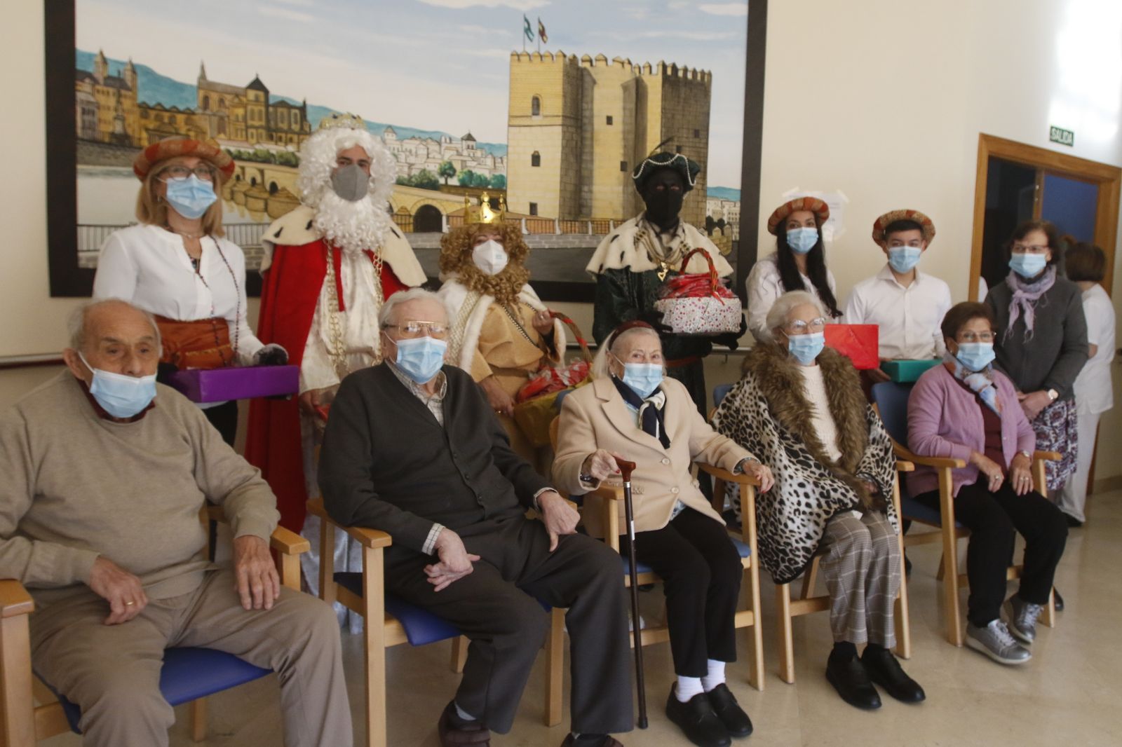 La visita de los Reyes Magos a la asociación San Rafael de Alzheimer de Córdoba, en imágenes