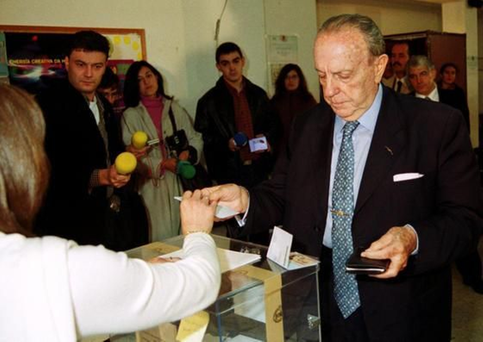 El candidato a la reelección como presidente de la Xunta de Galicia, Manuel Fraga , vota para las elecciones autonómicas gallegas de 2001. / EFE