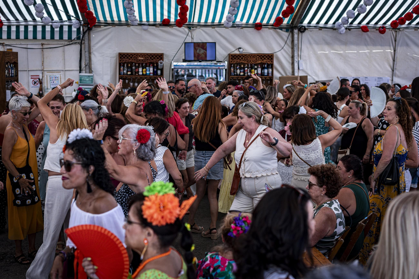 Búscate en las imágenes del Día de la Mujer de la Feria del Carmen y de la Sal de San Fernando