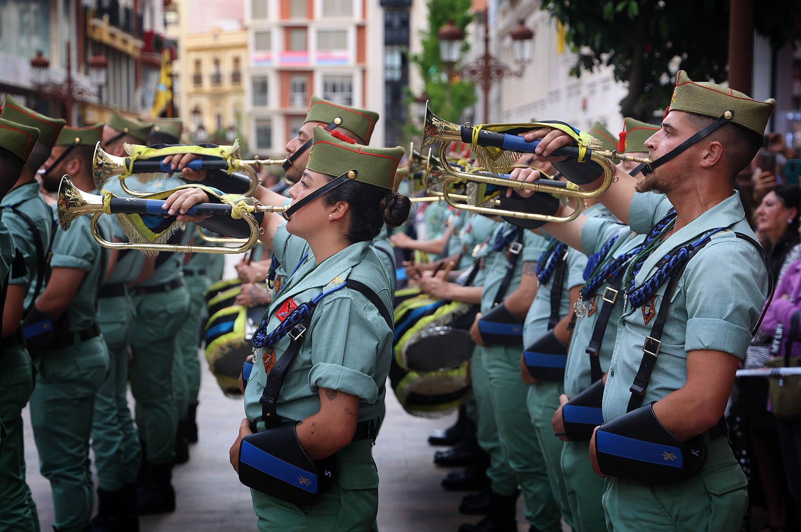 Sábado de Pasión: Imágenes de la procesión del Cristo de la Vera+Cruz portado por el Grupo de Caballería Ligero Acorazado 'Reyes Católicos' II de la Legión de Ronda