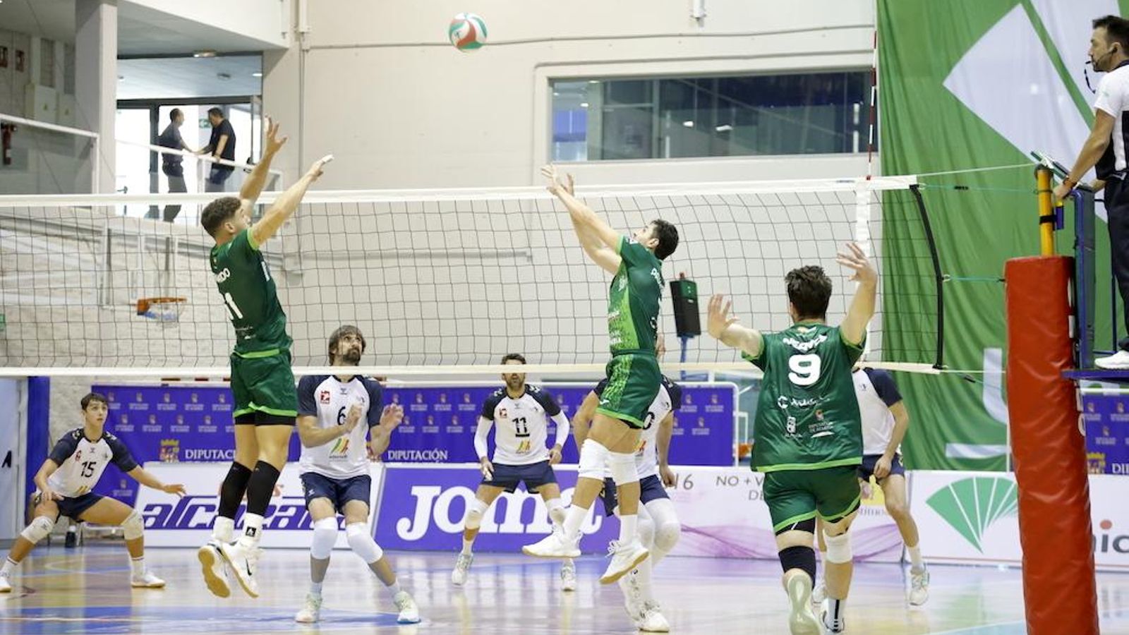 El conjunto ahorrador construyendo una jugada de ataque frente a Palma