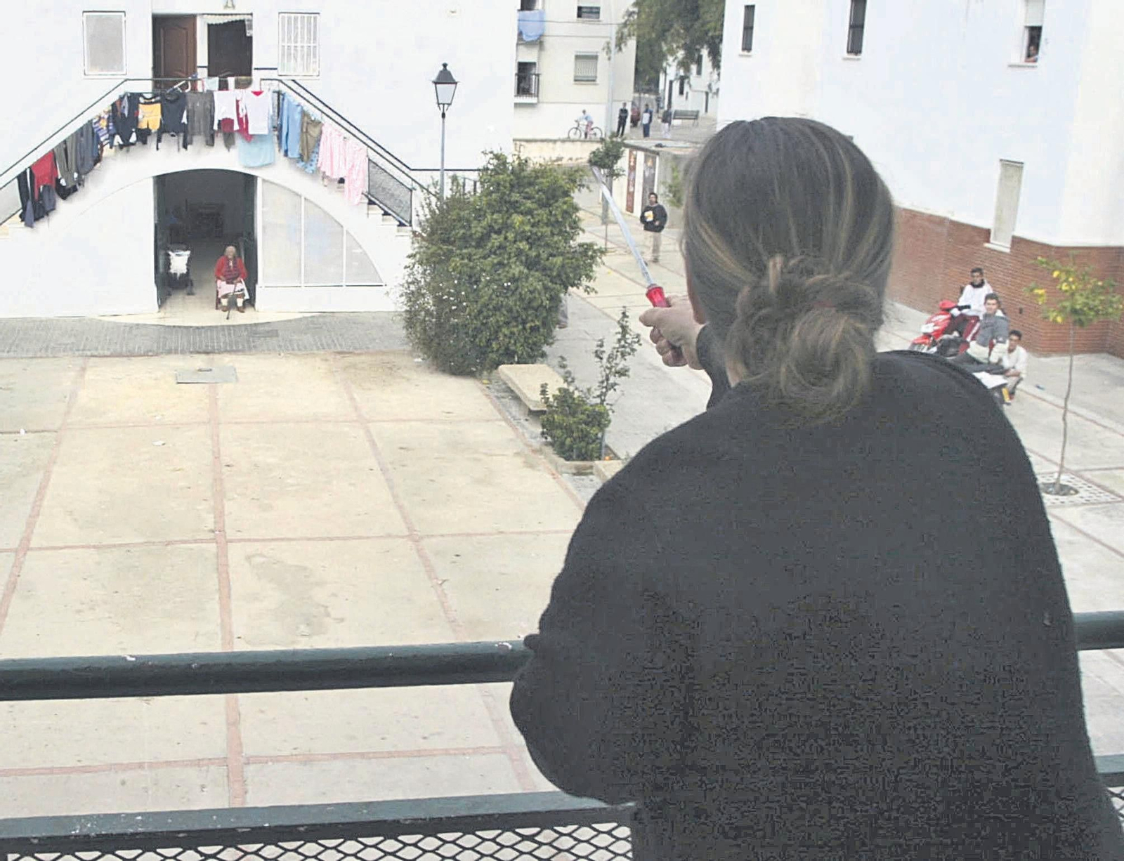 Imagen de archivo de 2004. La madre de la mujer de Andrés R. señala con un cuchillo a la abuela del asesino en la barriada de El Tinte, en Utrera.