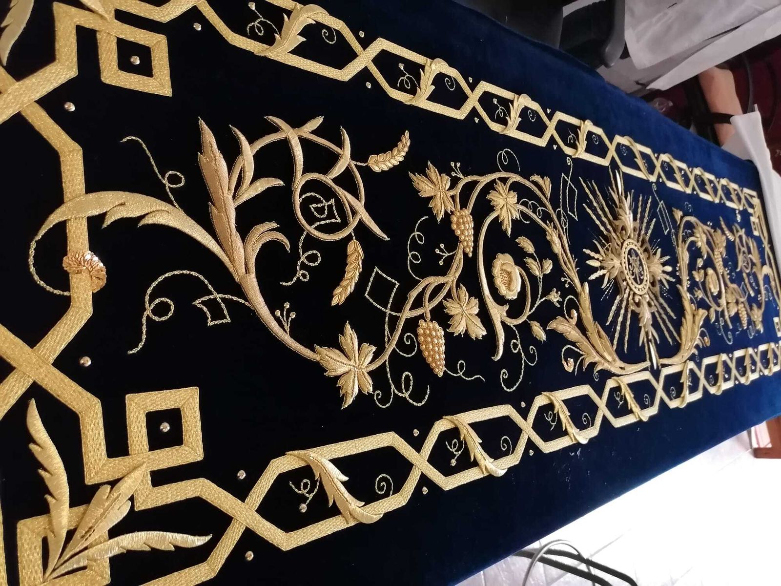 Detalles de la caída delantera del palio que estrenará María Santísima del Consuelo este año.