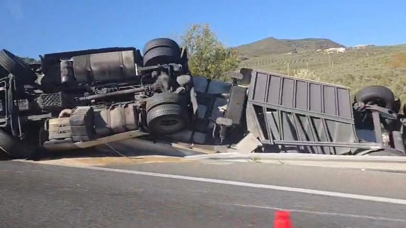 El trailer volcado en la A-92M a la altura de Villanueva del Rosario
