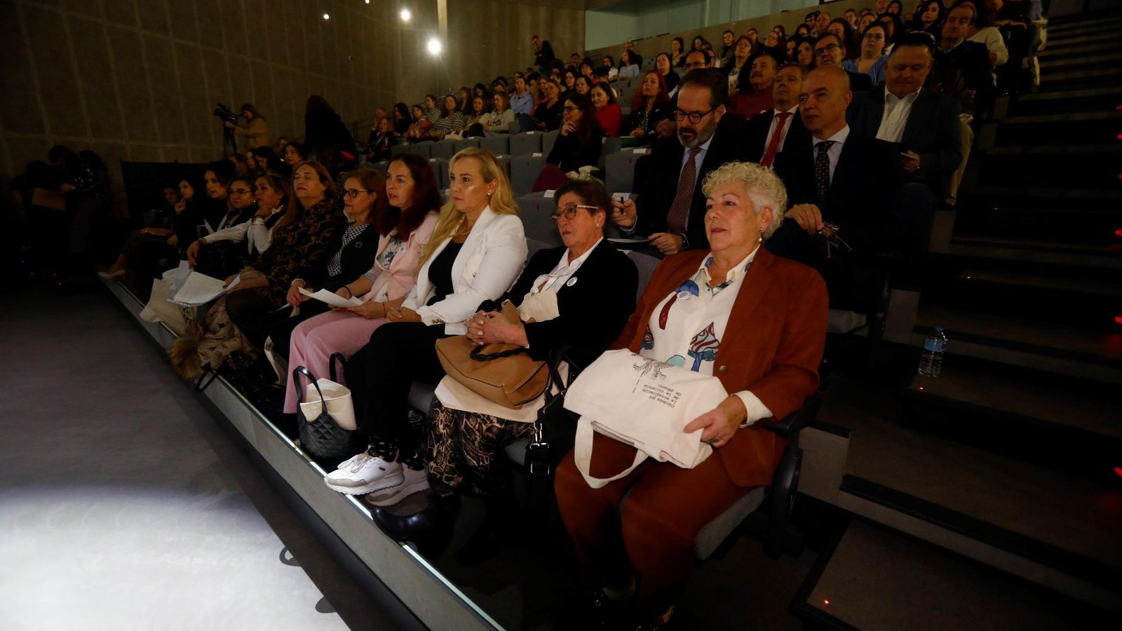 Mujeres participantes en el proyecto, durante la inauguración del encuentro. Mujeres participantes en el proyecto, durante la inauguración del encuentro.