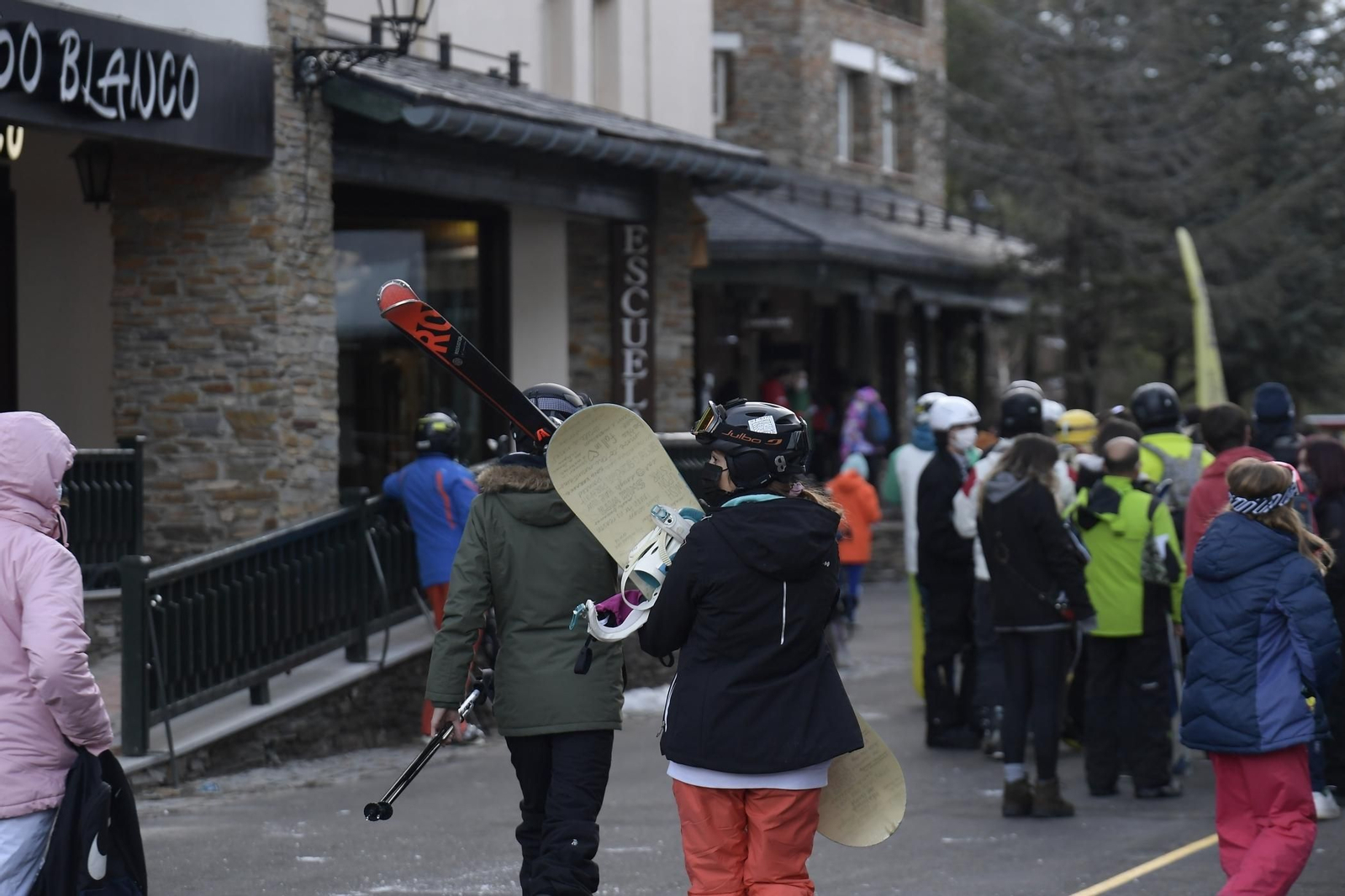 Fotos del primer día de esquí con la inauguración de la temporada en la Sierra