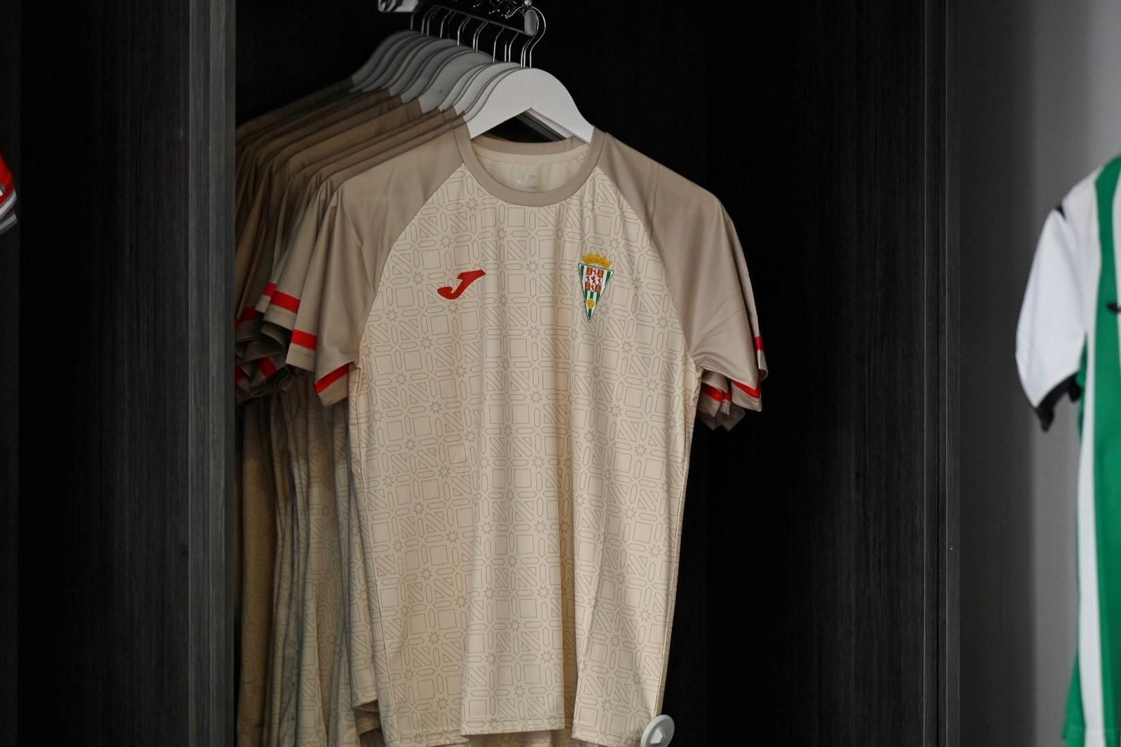 Las mejores fotos del primer día de venta de las nuevas camisetas del Córdoba CF