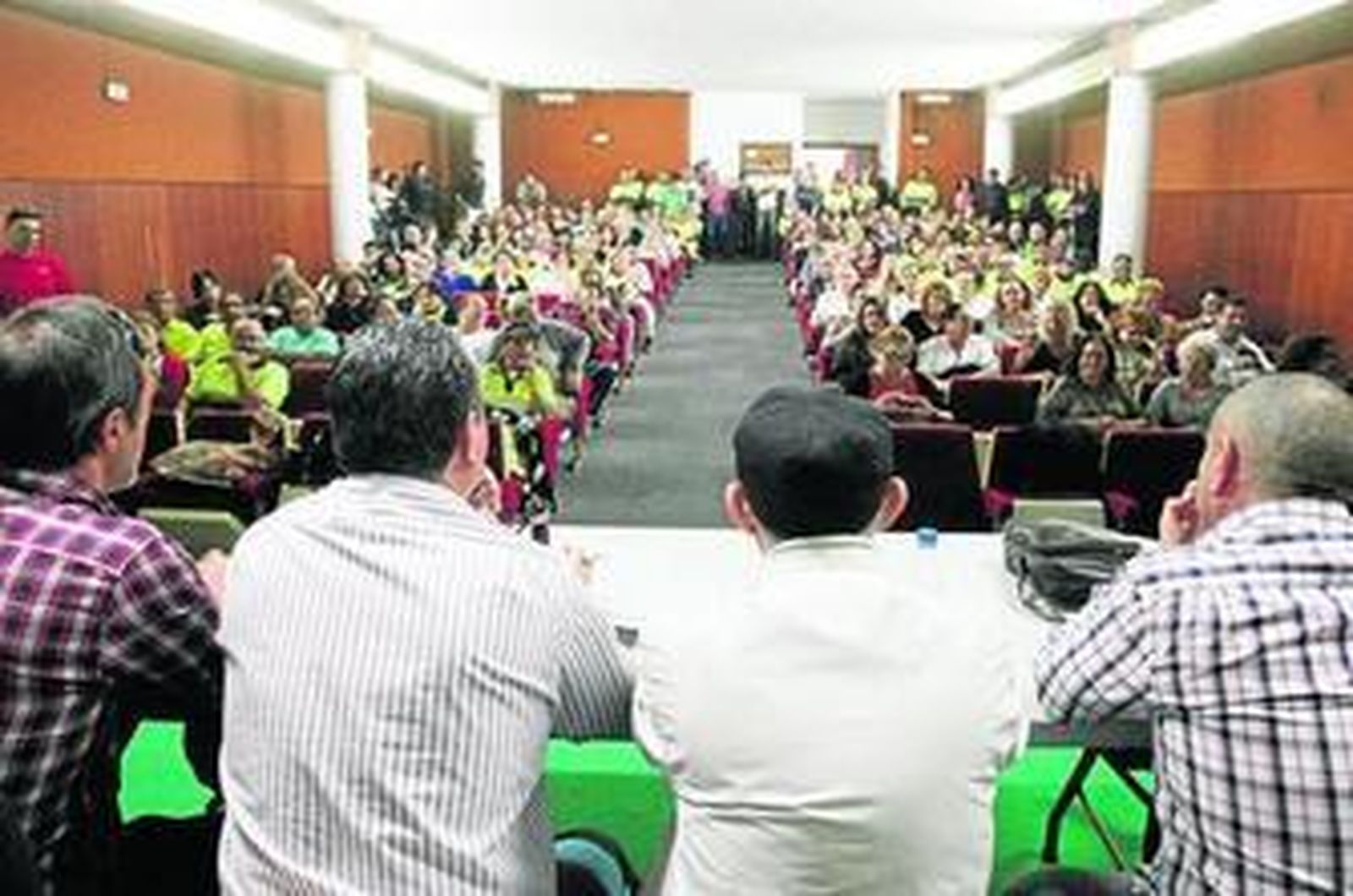 Trabajadores municipales, durante una asamblea.