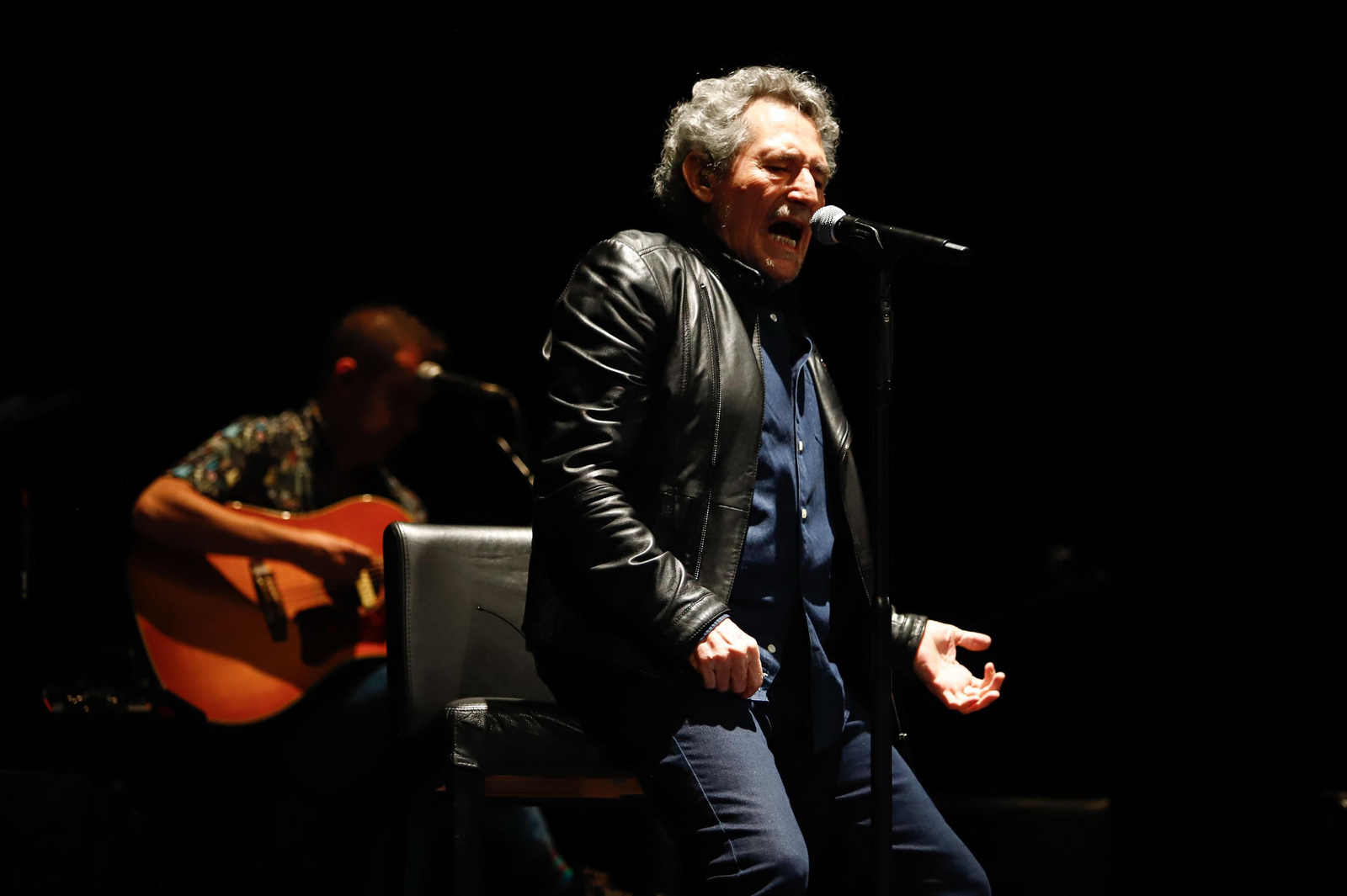 Miguel Ríos entrega un legado al Instituto Cervantes y ofrece un concierto en el Teatro Isabel la Católica