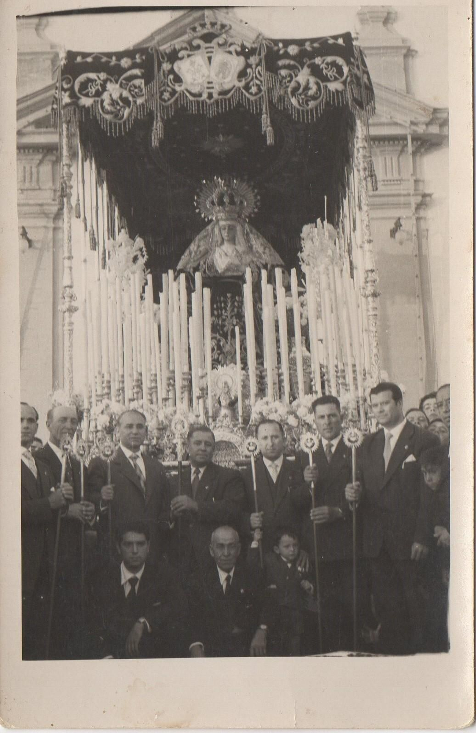 Antigua foto de la Virgen de la Soledad tras salir de su templo.