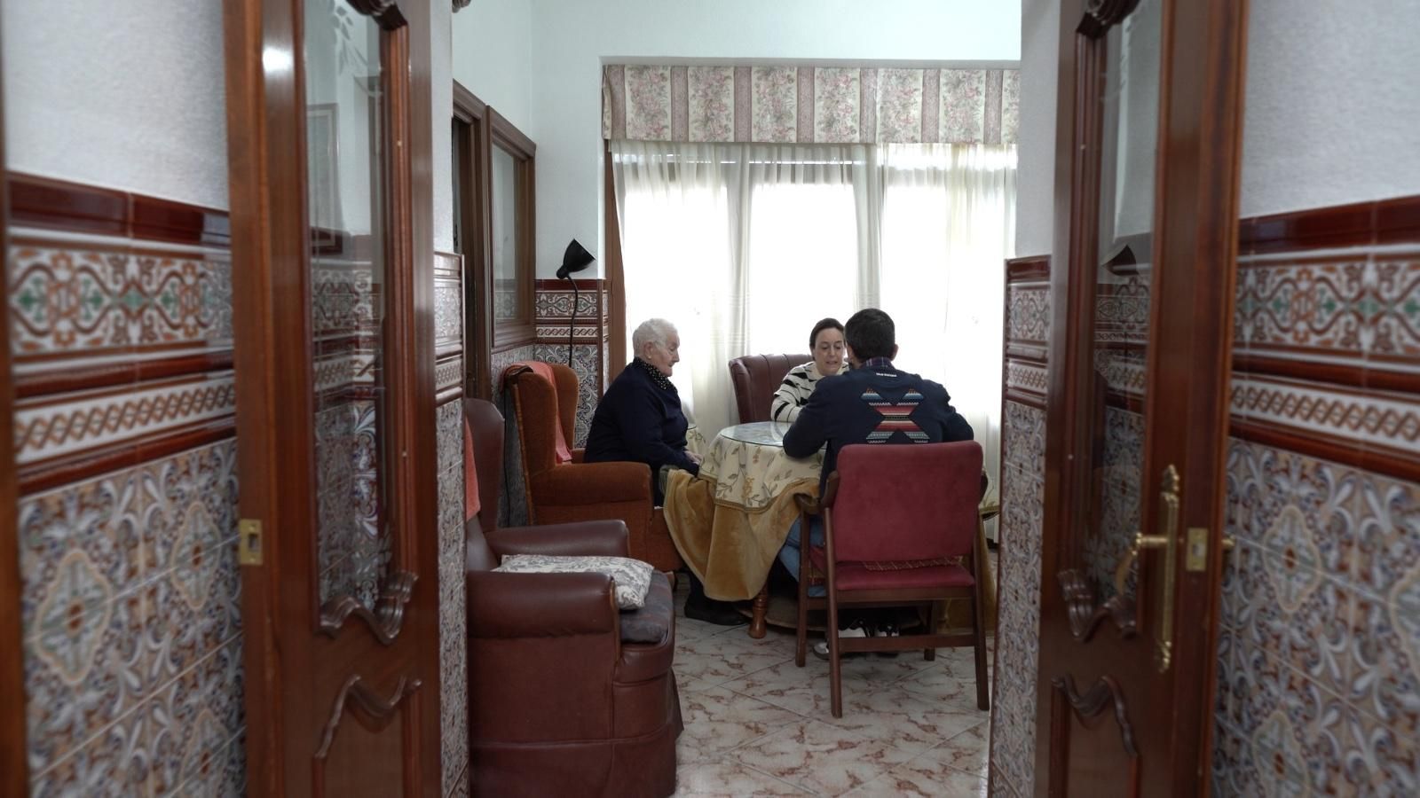 El educador social y la psicóloga del programa, en la visita a una usuaria.