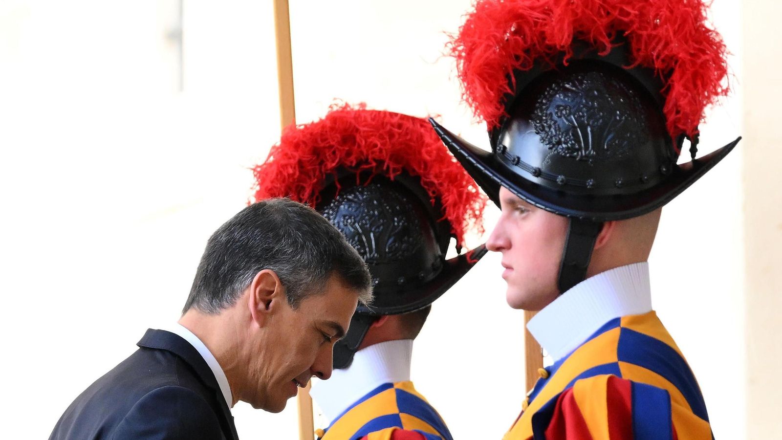 Pedro Sánchez saluda a la Guardia Suiza a su llegada al Vaticano para ver al Papa hace nueve días.