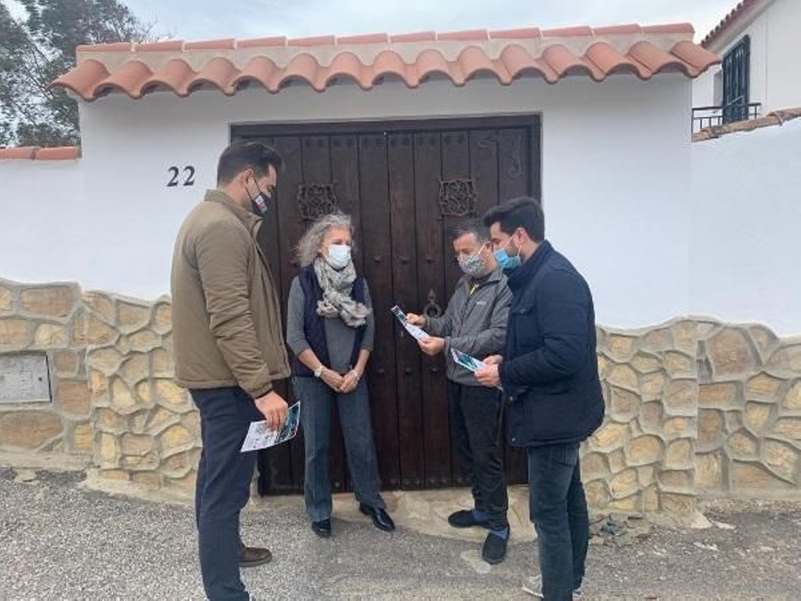 El concejal de Hacienda y el edil de Urbanismo explican la campaña a unos vecinos.