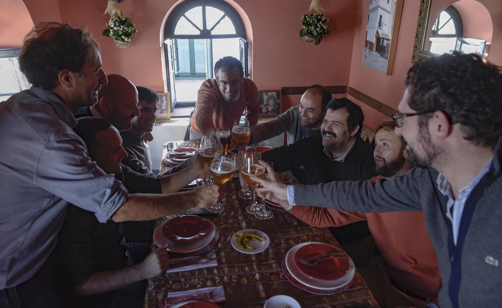 Un grupo de amigos brinda durante la comida de Navidad celebrada en la Abacería de San Lorenzo.