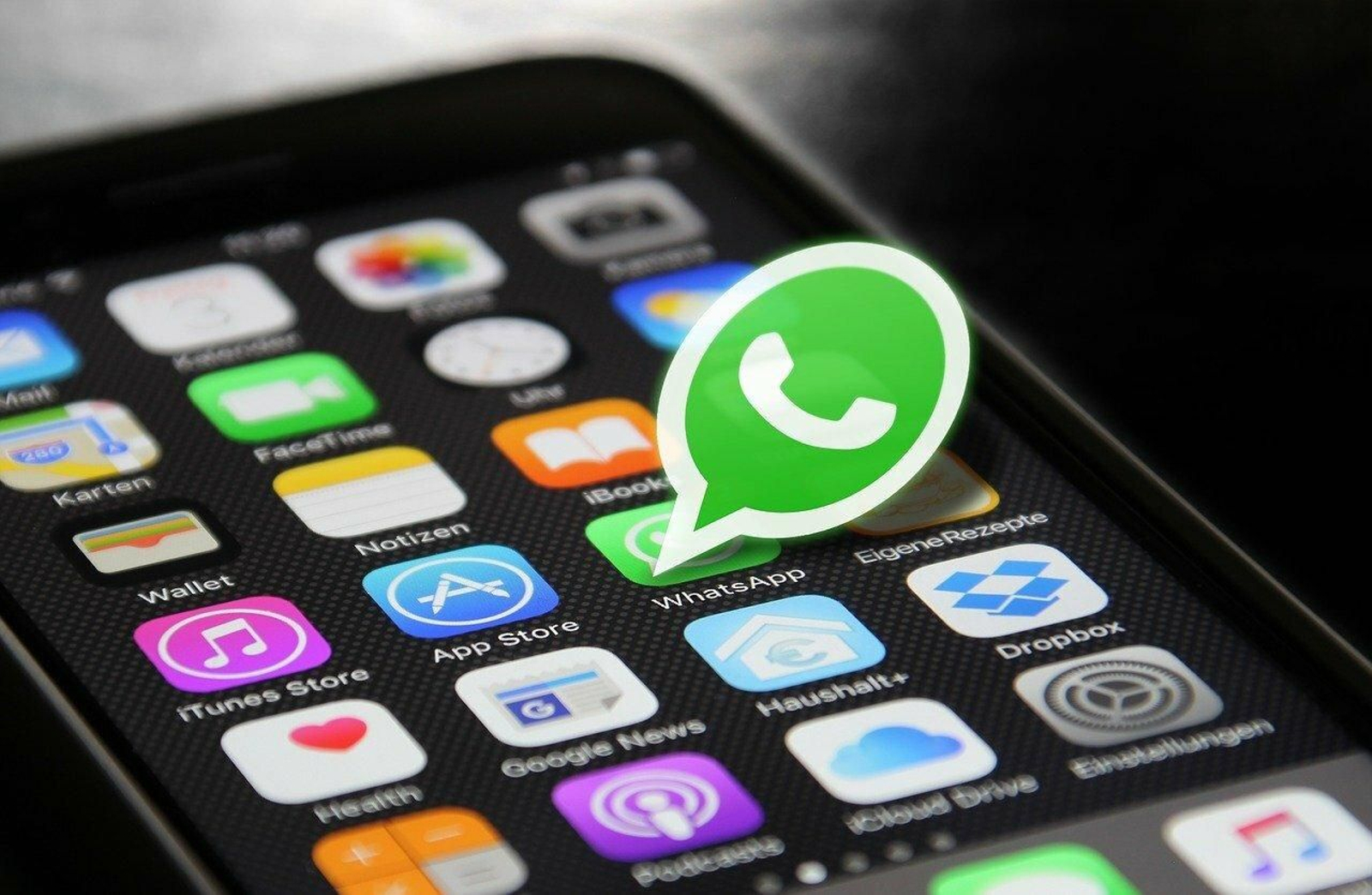 Icono de WhatsApp en un móvil