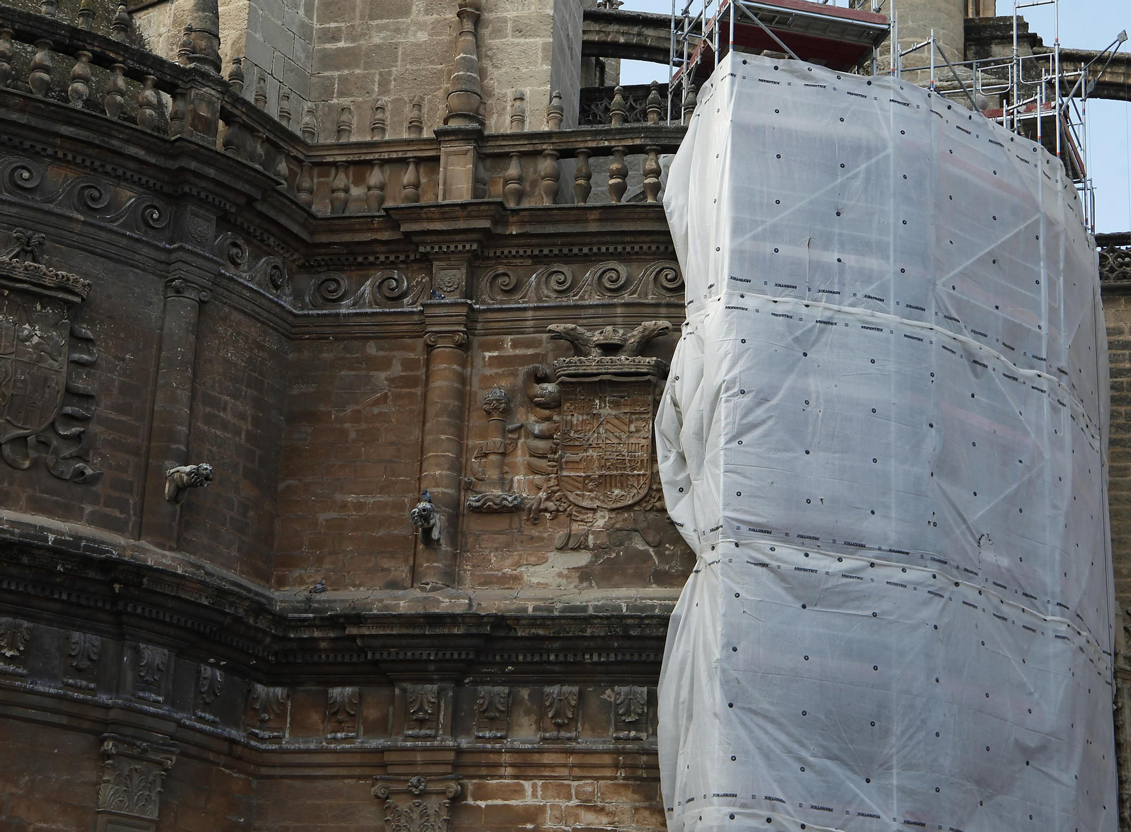 La limpieza  de la Capilla Real de la Catedral, en imágenes