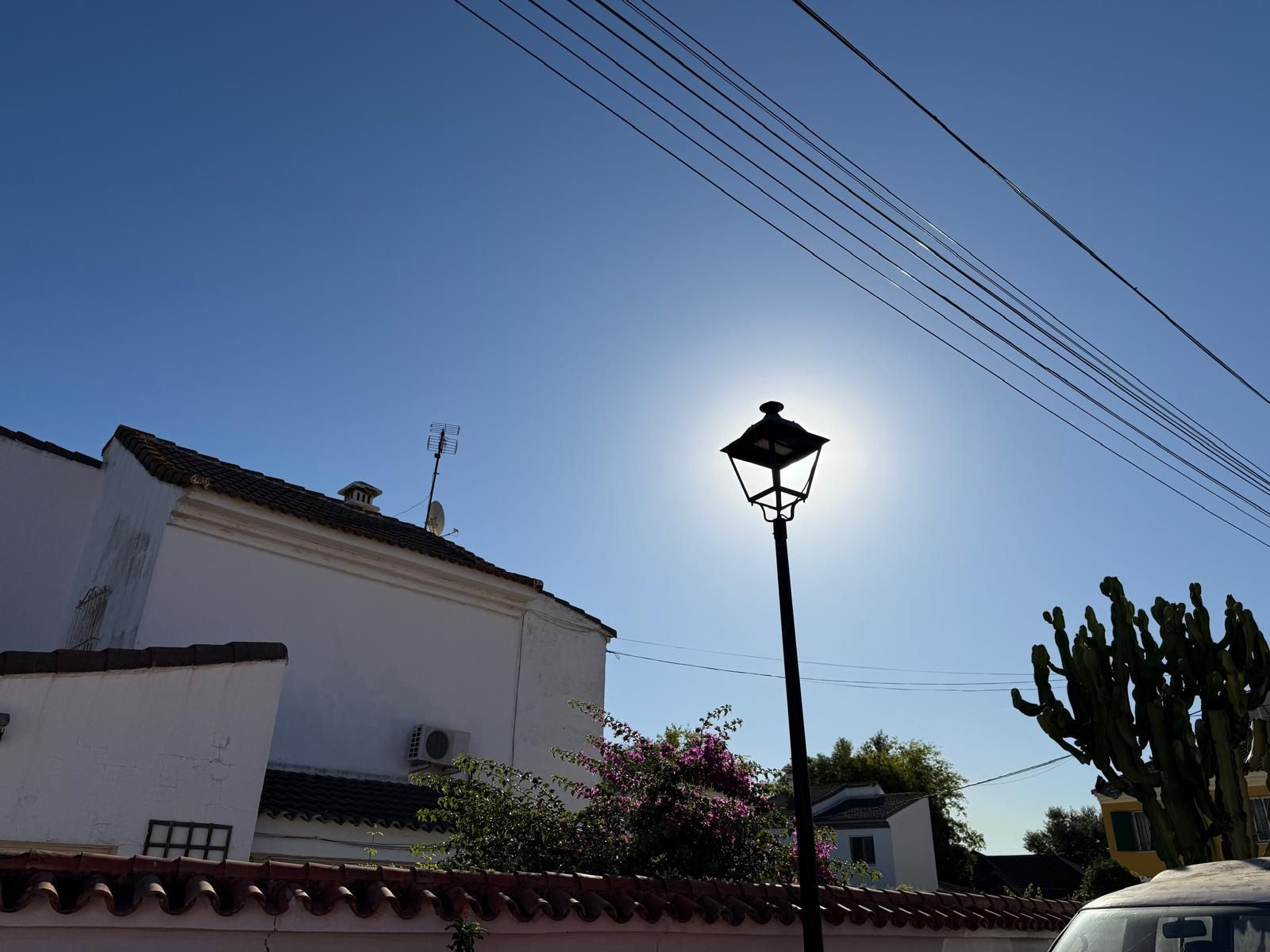 Uno de los puntos de luz renovados por el Ayuntamiento en Guadacorte