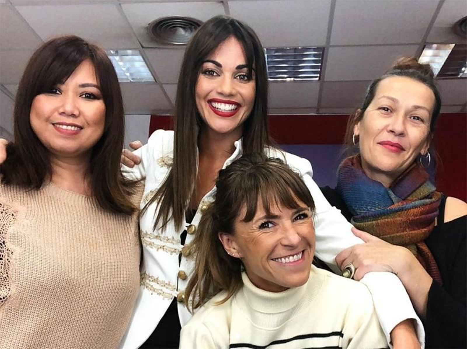 Lara Álvarez, con el pelo más oscuro, posa con parte del equipo de 'GH VIP'.