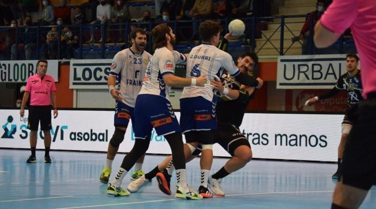 El jugador del Ángel Ximénez, Javi García, ejecuta un tiro durante un partido.