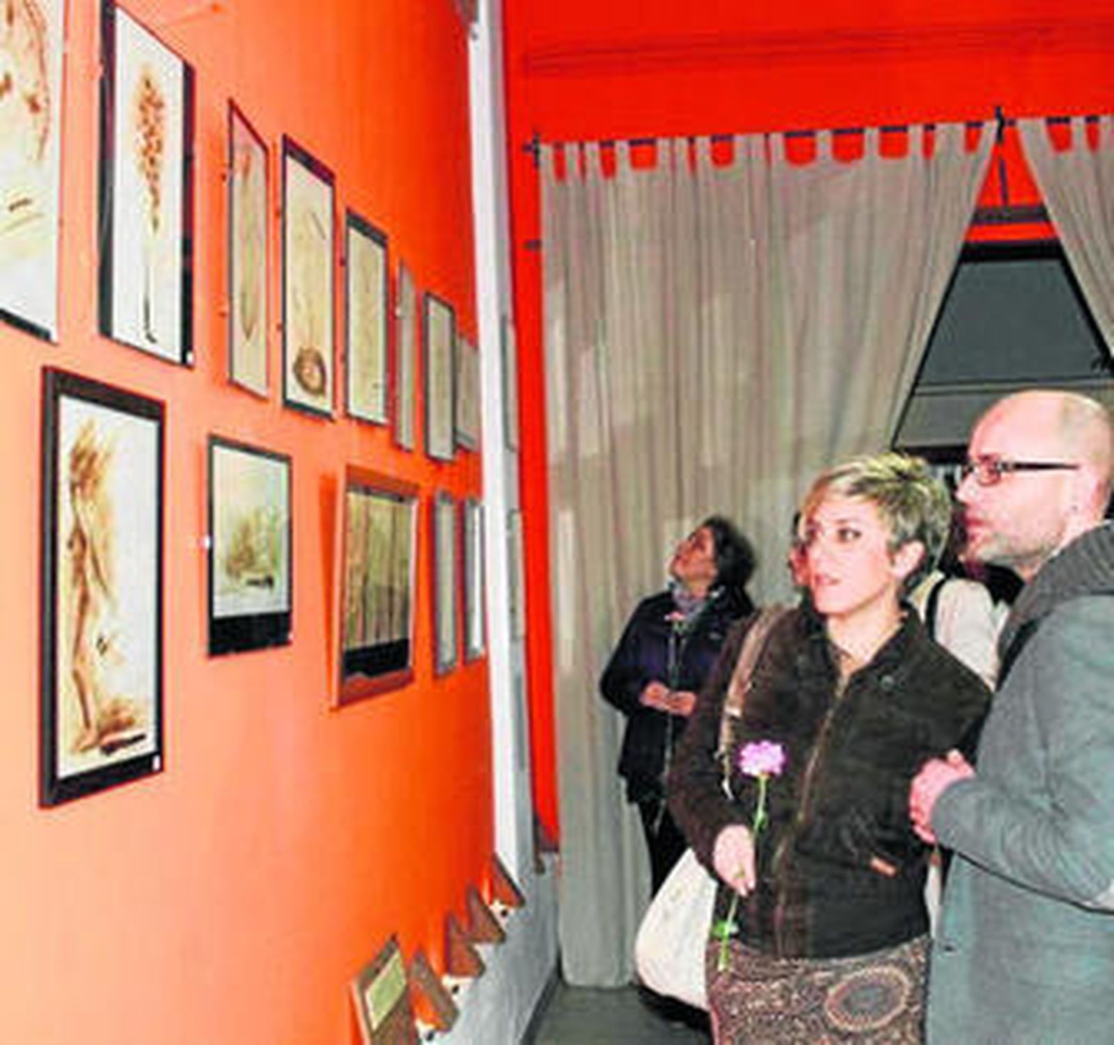 Una pareja mira algunas de las obras de la exposición.