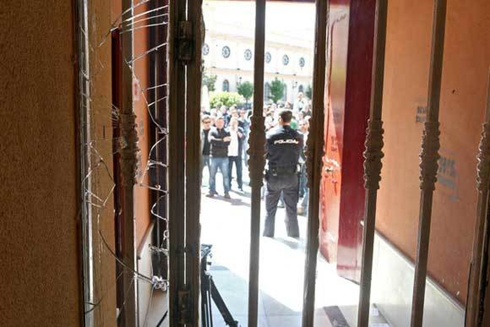 La Policía custodia la puerta por la que intentaron acceder los ex de Delphi. /Jesús Marín