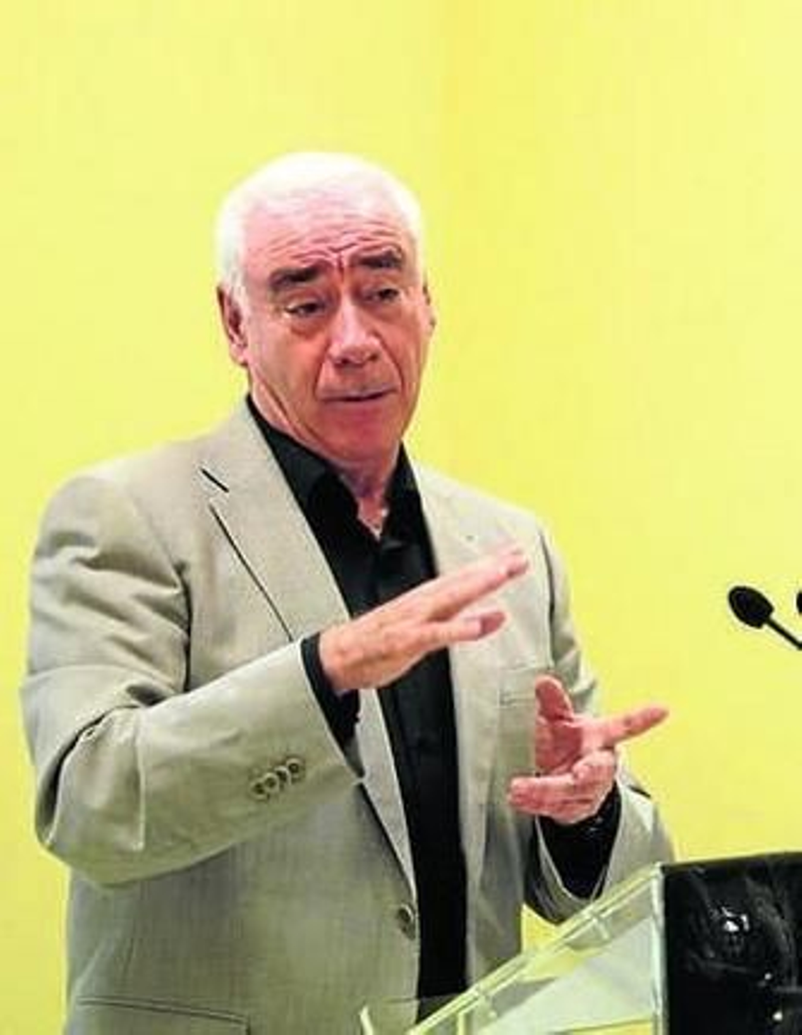 Alonso, ante los medios.