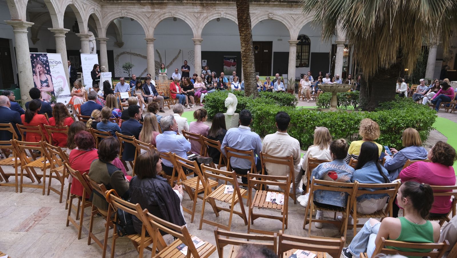 Imágenes del desfile benéfico contra el cáncer, en la Escuela de Artes de Almería