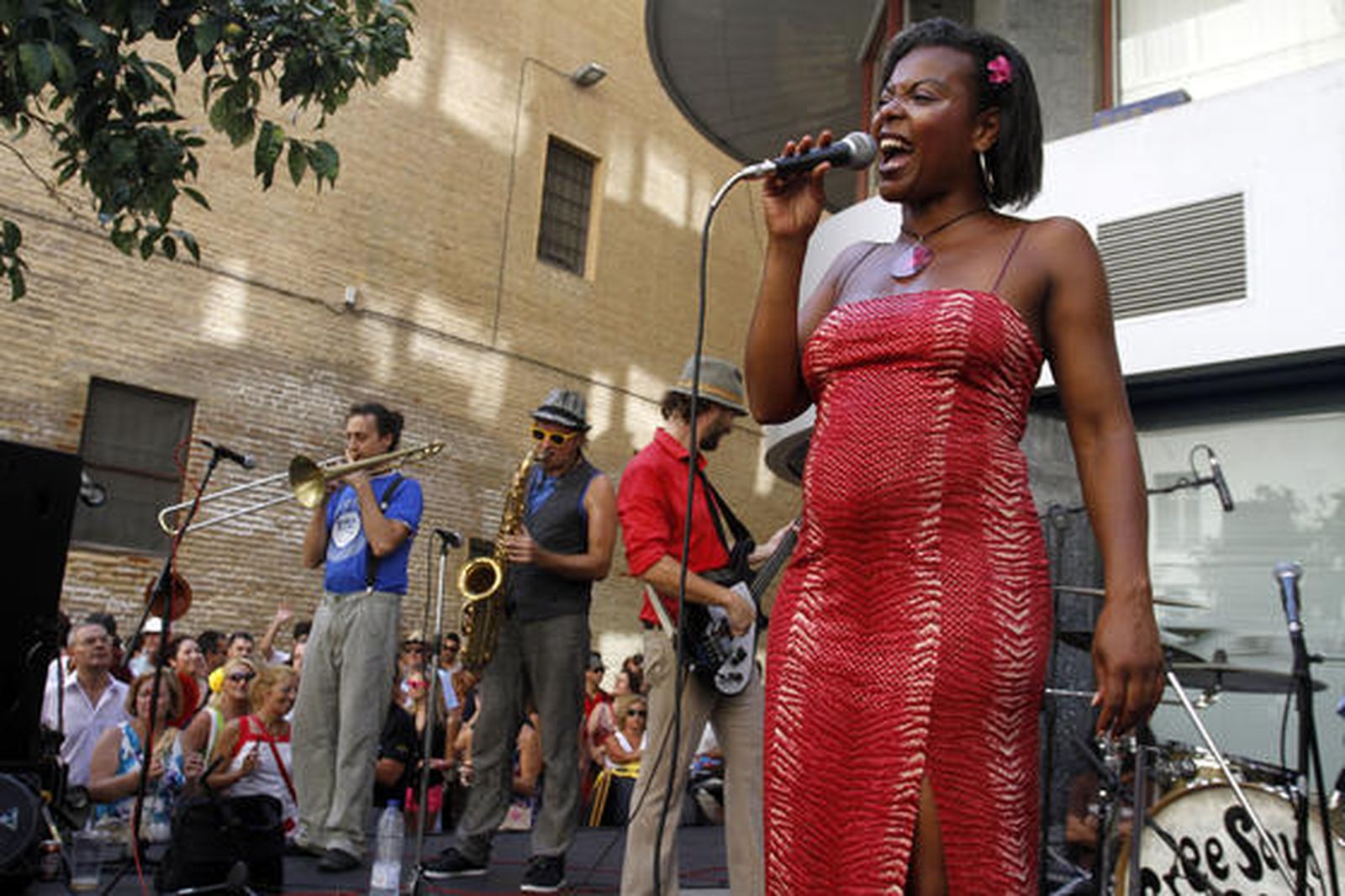 Hora de barrer la fiesta 

Foto: Lorena Avilés