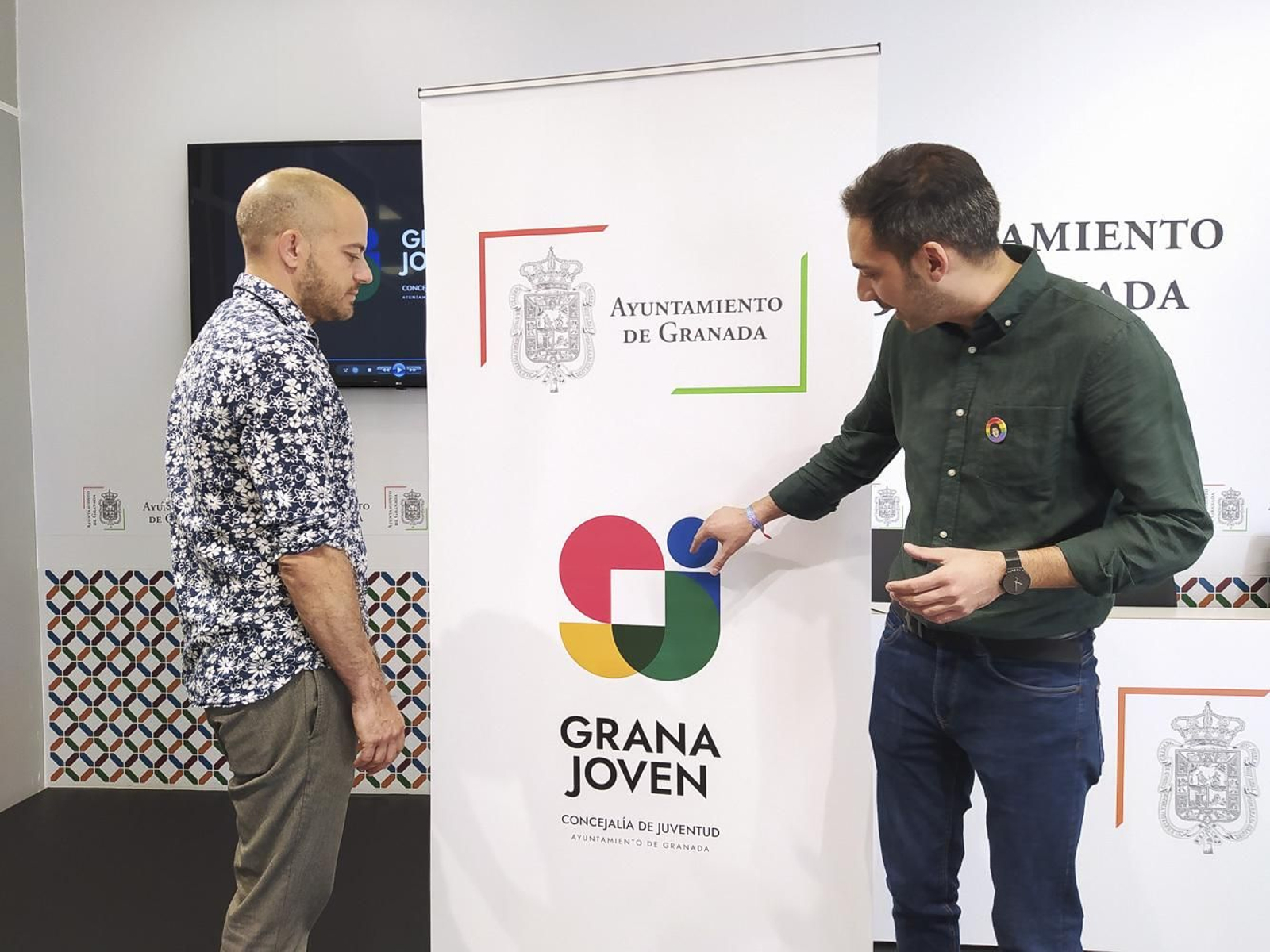 El concejal de Juventud, Eduardo Castilla, y el artista gráfico Alfonso Perroraro