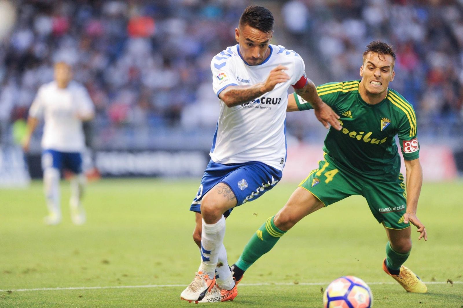 Brian resbala en la jugada que costó la eliminación en la fase de ascenso de 2017.