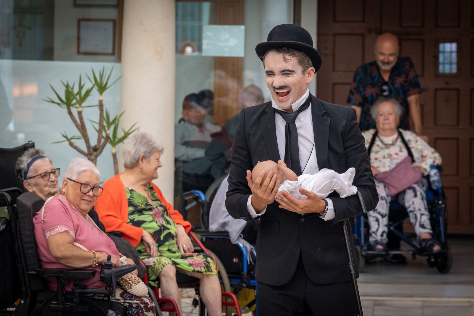 En imágenes, Charlot lleva la magia del cine a la residencia Fragela de Cádiz