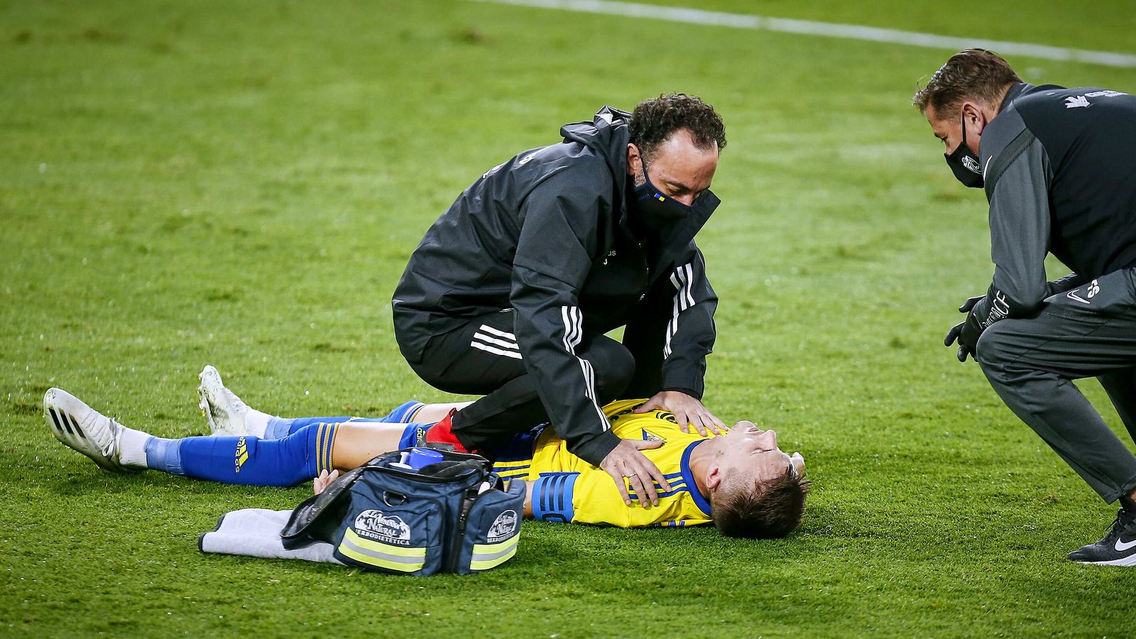 Salvi es atendido por los servicios médicos tras el fuerte golpe.