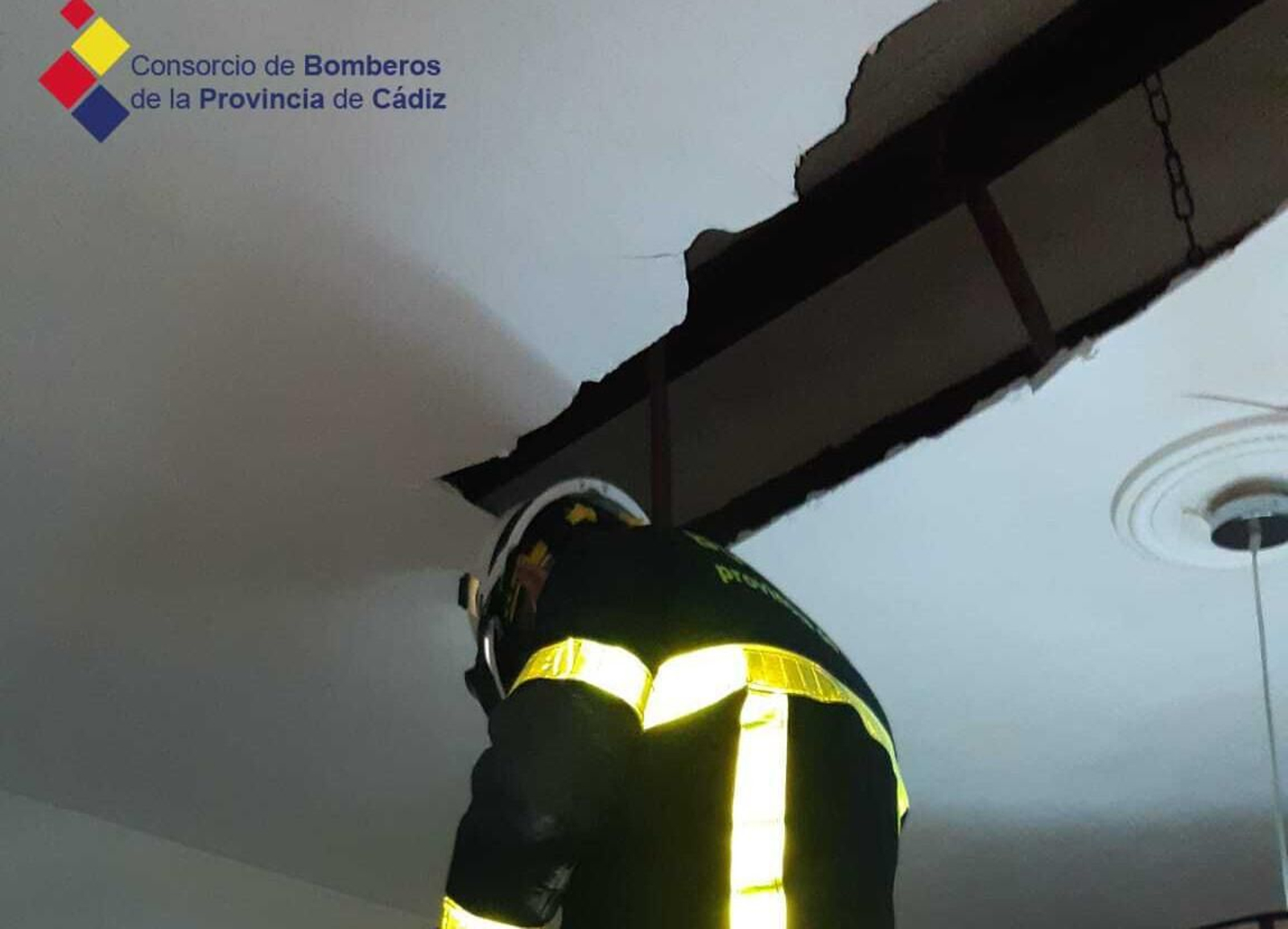Uno de los bomberos durante las tareas de inspección de una de las viviendas