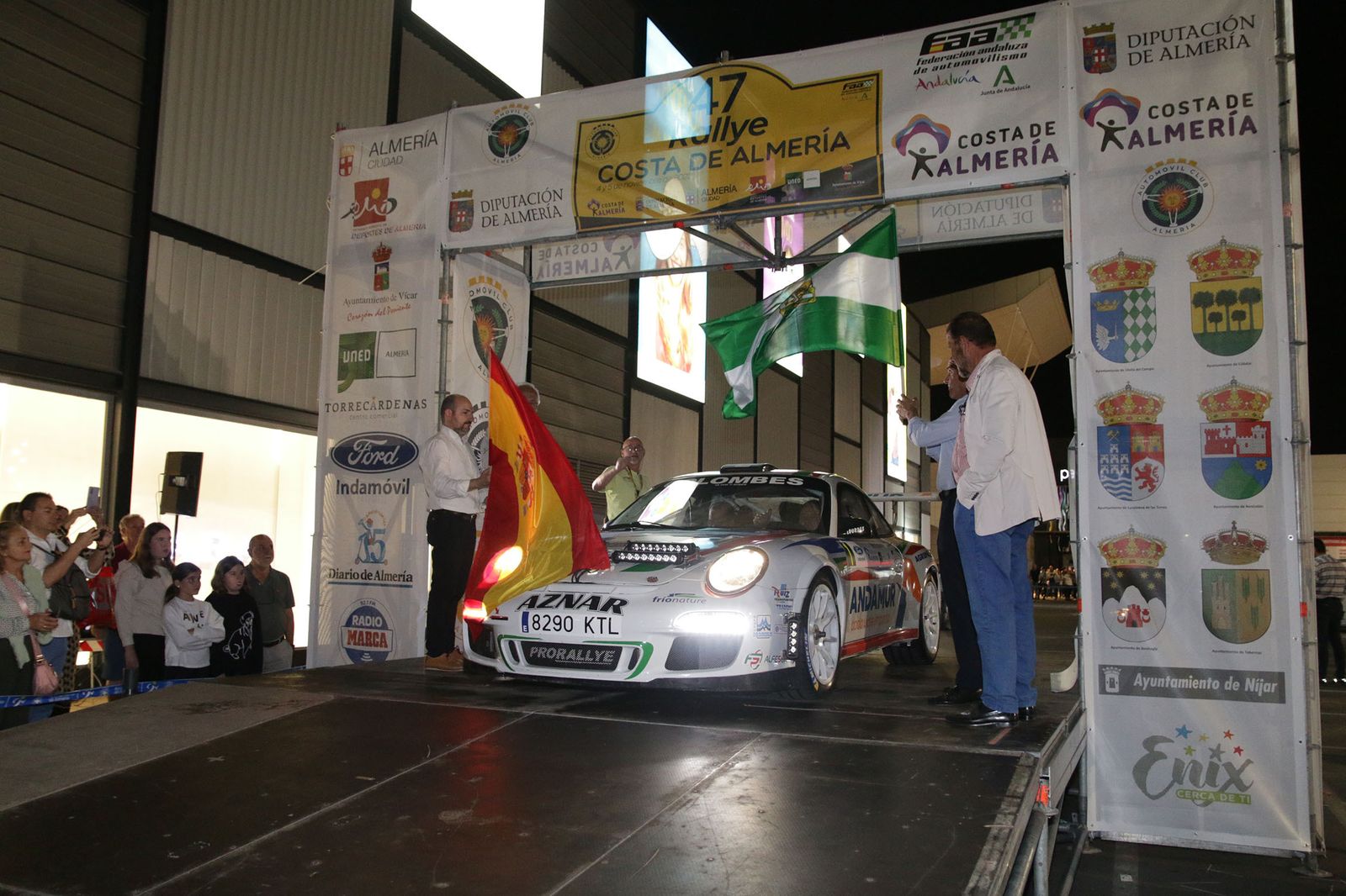 El piloto Aznar toma salida con su vehículo durante el Rallye Costa de Almería de la pasada edición.