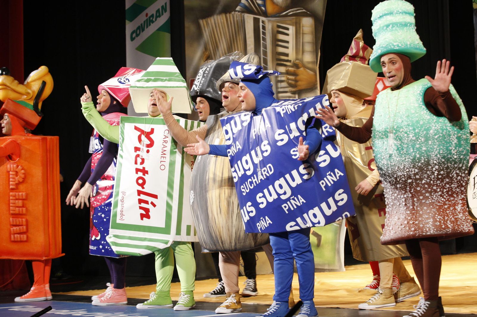 La chirigota 'No valemo un duro' durante una de sus actuaciones.