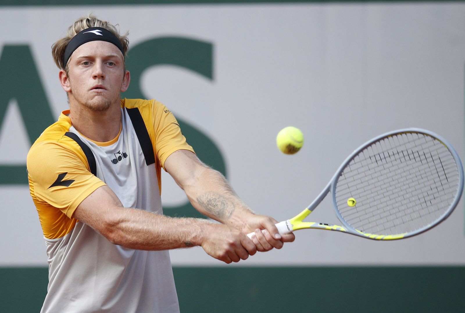 Davidovich golpea de revés en Roland Garros.