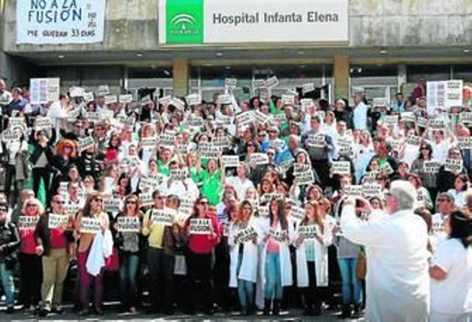 Concentración contra la fusión hospitalaria en el Hospital Infanta Elena en diciembre de 2014.