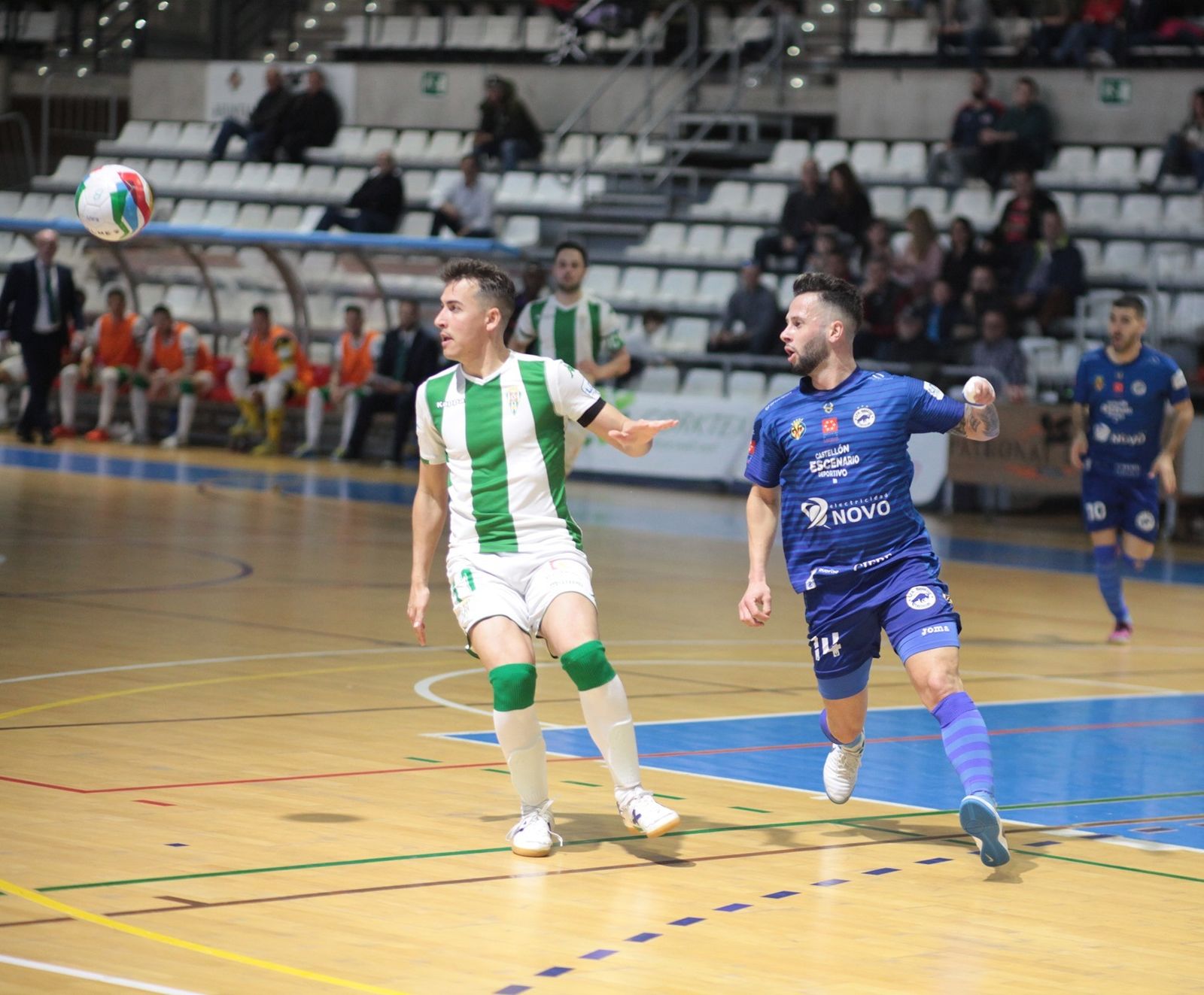 El blanquiverde Koseky busca un balón ante la presencia del levantino Pipi.