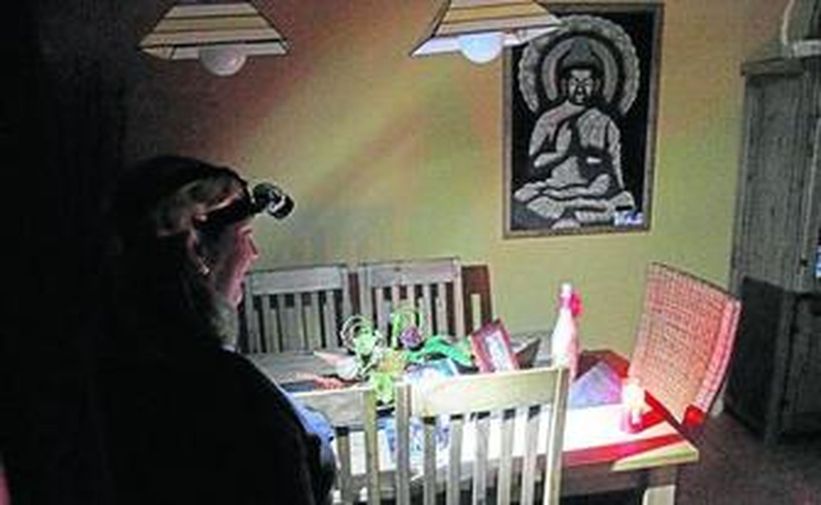 Una vecina del residencial Los Caballeros se ilumina con linternas y velas hace un año.