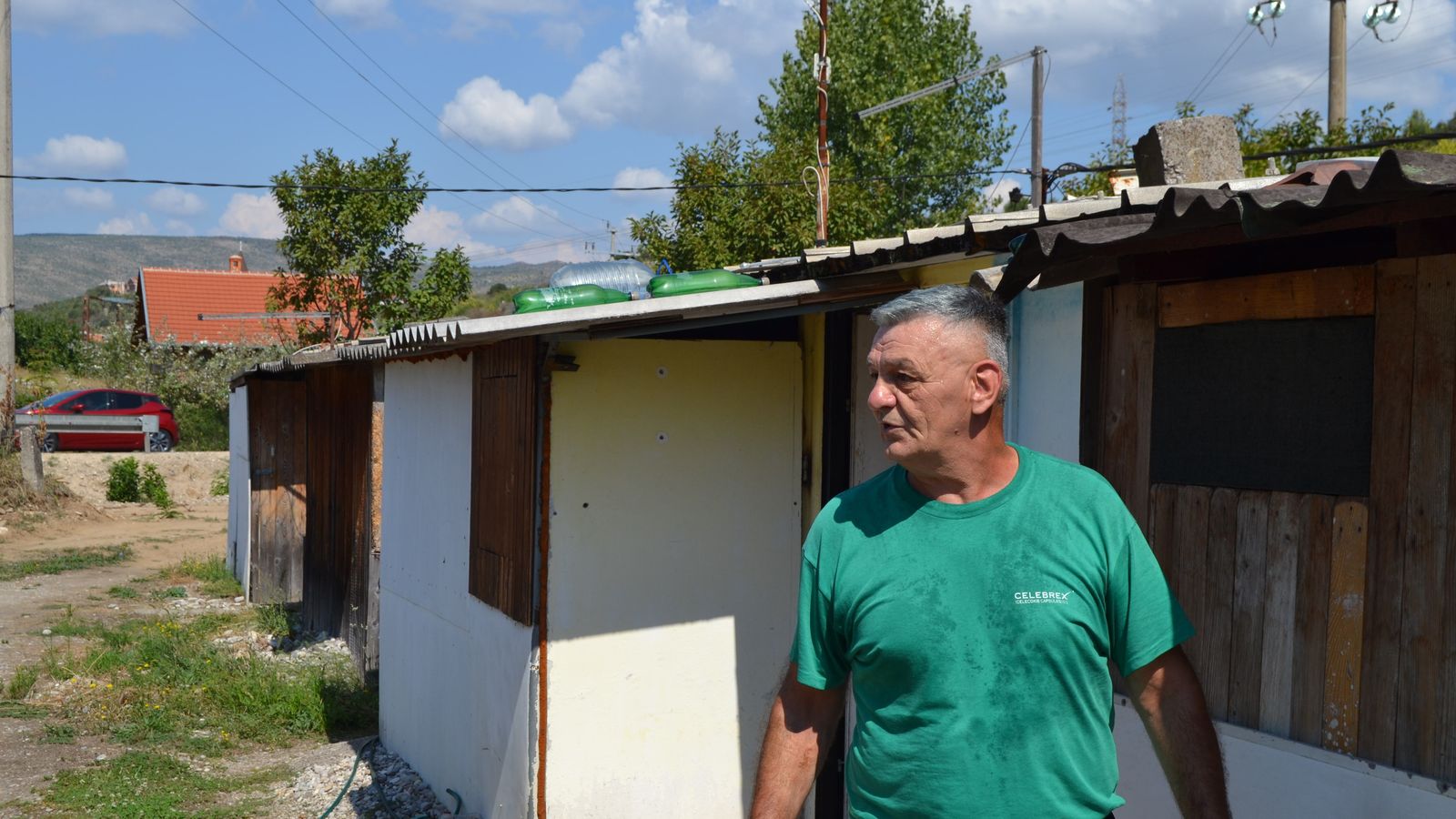 El bosniocroata Pavo, en su chabola de Tasovcici.