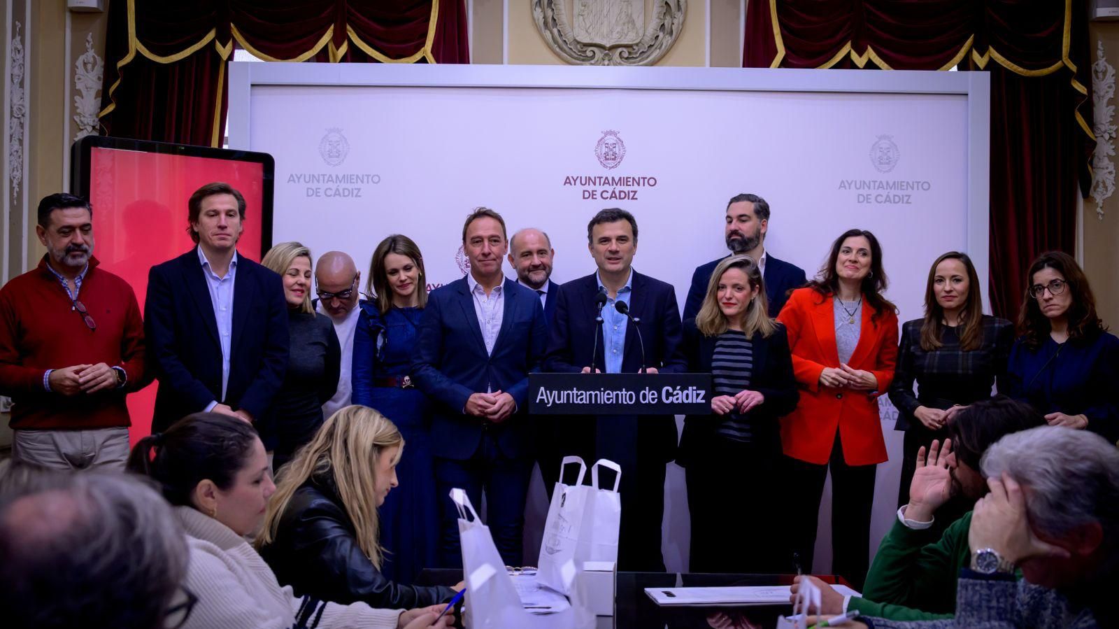 El alcalde de Cádiz, y su equipo de Gobierno, comparece ante los medios tras el desayuno navideño.