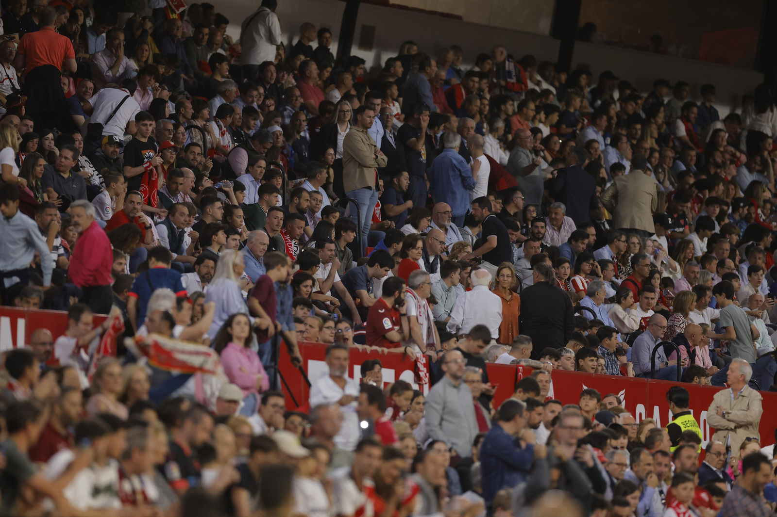 Búscate en las fotos del Sevilla-Celta